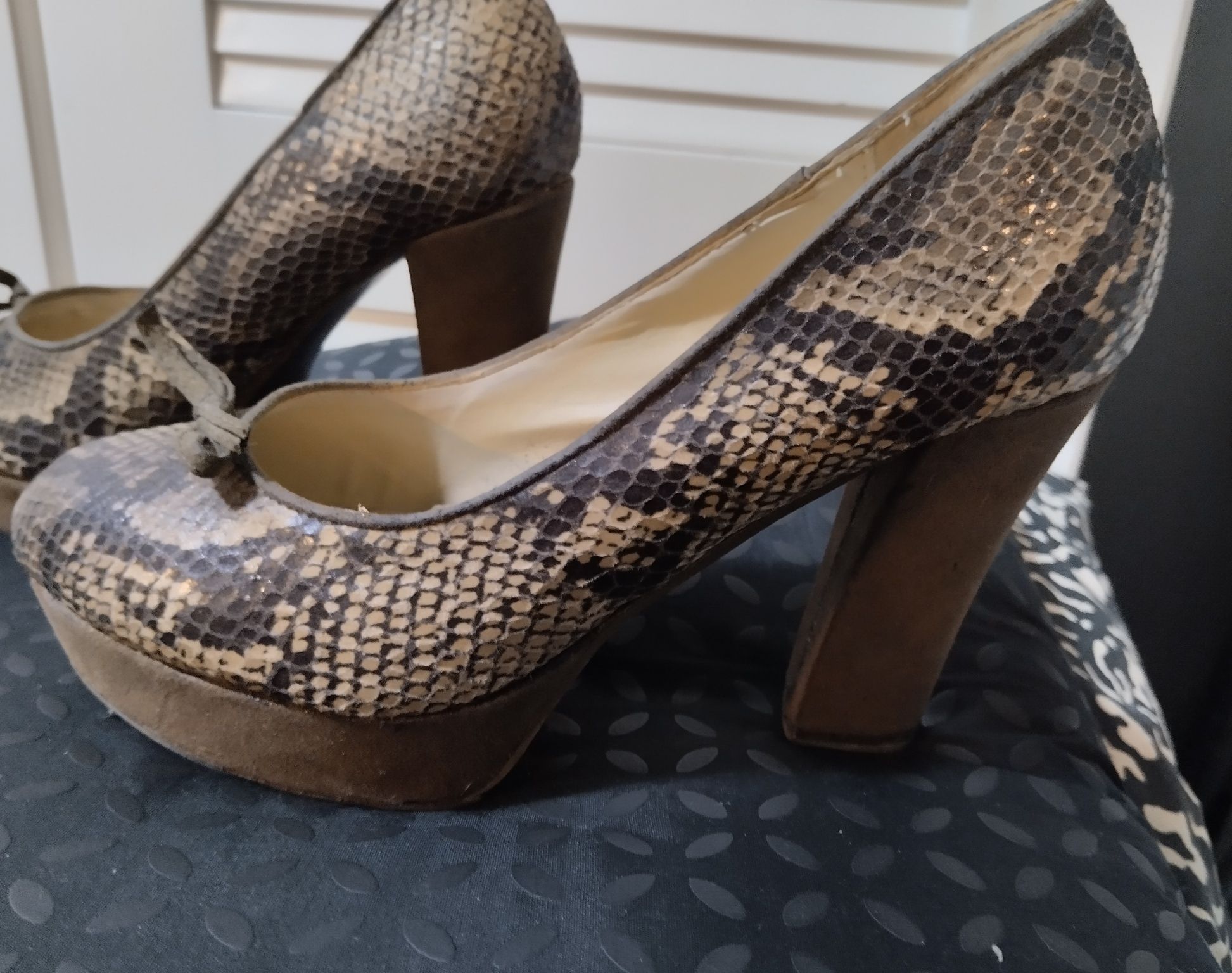 Sapatos de salto alto com plataforma em pele animal print