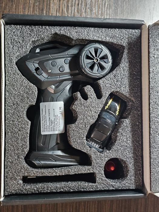 Машинка на радіокеруванні 1:64