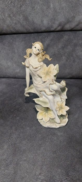 Estátua de fada com flores