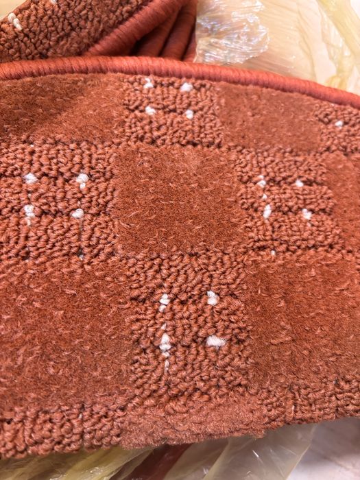 Nakładki dywanowe na schody półokrągłe 15 sztuk – nowe, samoprzylepne!