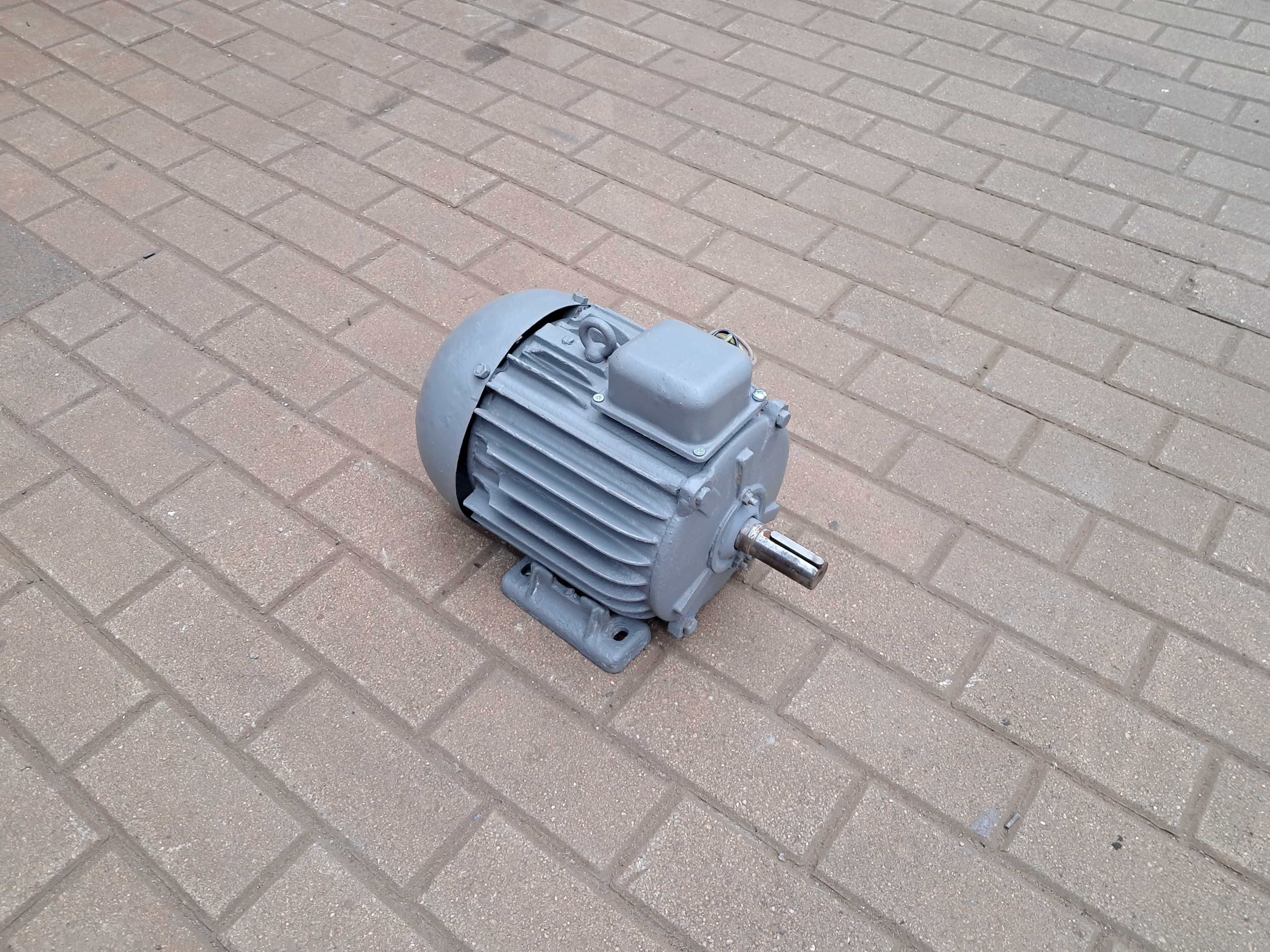 Silnik elektryczny wolnoobrotowy  1,5kw 950 obrotów Polski .Wysyłka