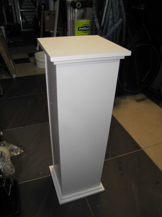 Konsola półka postument dekoracyjna z drzwiami/półką  Biała FMD Möbel