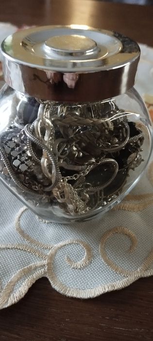 Słoiczek z biżuterią