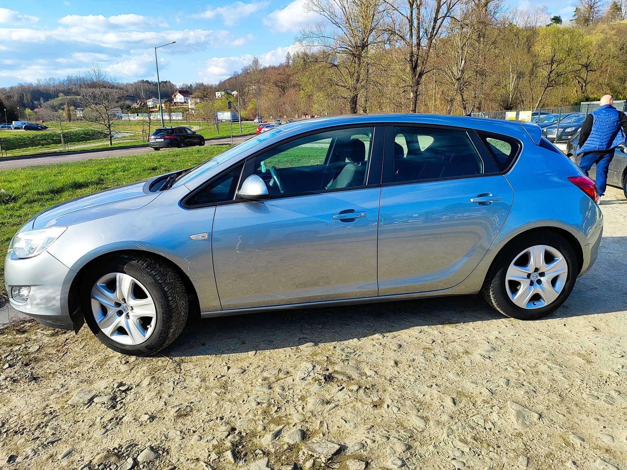 Sprzedam Opel Astra J 2010