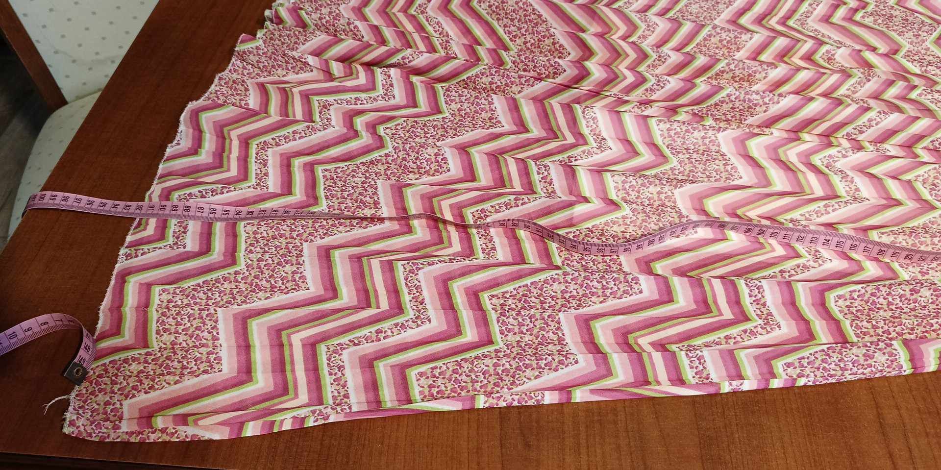 plisowana wzorzysta spódnica na gumce w różowe wzory