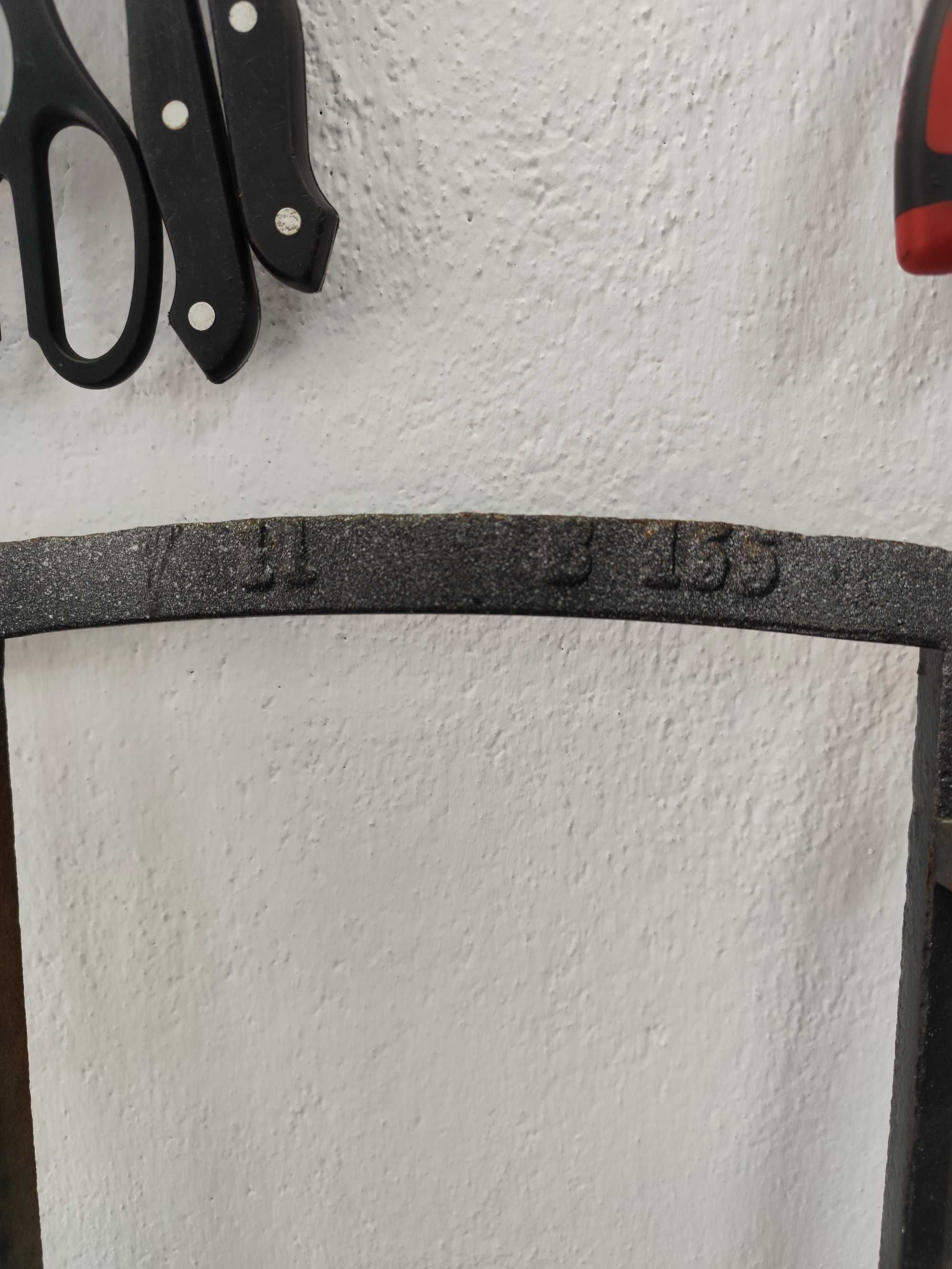 Stare metalowe okno stara rama okienna żeliwna nr 184