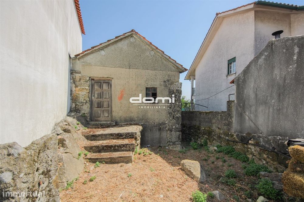 🏡 Moradia de 2 Andares para Recuperar – Quintela, Vouzela