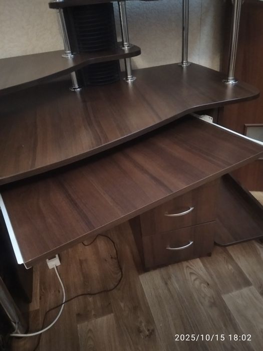 Стіл комп'ютерний, письмовий . Стол компьютерный, письменный. Парта