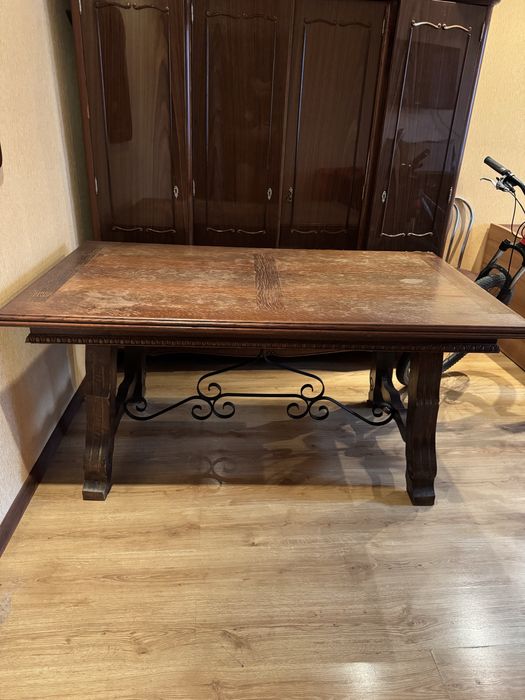 Масивний дерев’яний розкладний стіл з натурального дерева