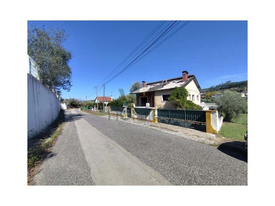 Moradia T3 com Terreno - Colmeias, Leiria