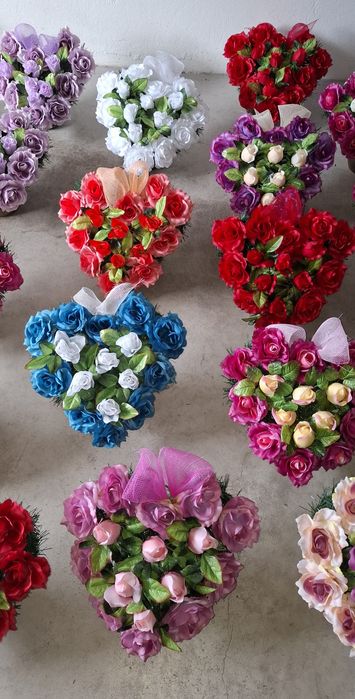 Śliczny stroik w kształcie serca, wiązanka nagrobna na cmentarz