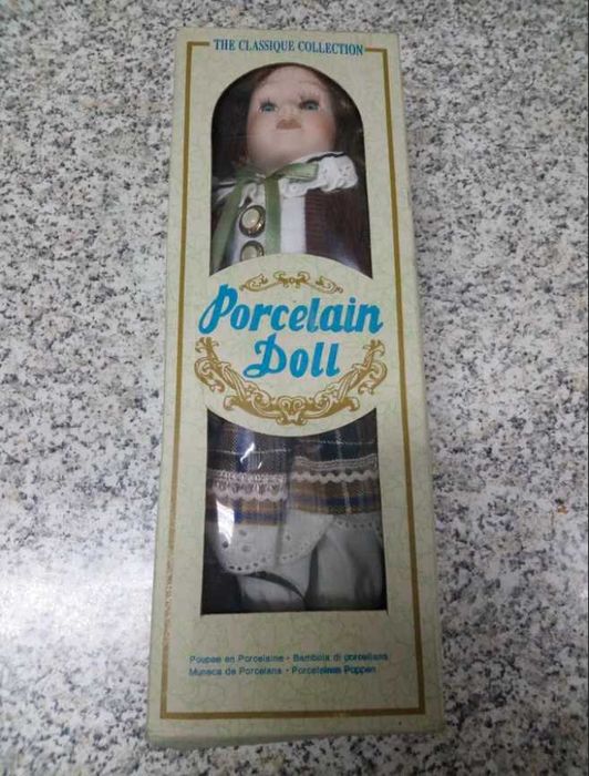 Boneca de porcelana da coleção Classique