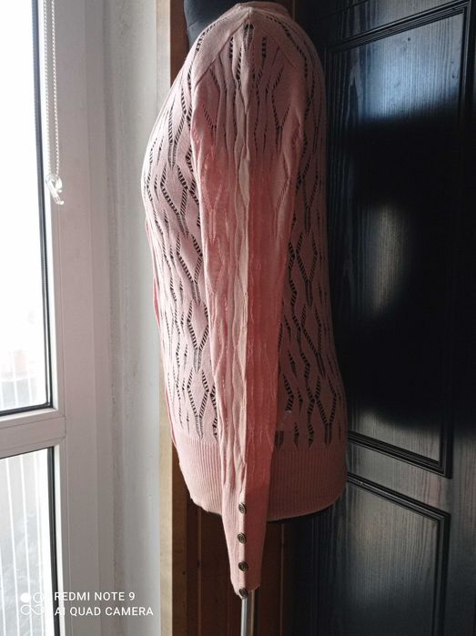 Świetny ażurowy sweterek damski z długim rękawem.