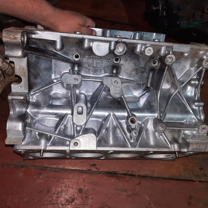 Алюмінієвий блок мотора AUDI V8. 8 циліндрів.На столик,декор.