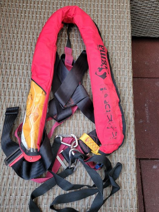 Szelki ratunkowe samopompujące