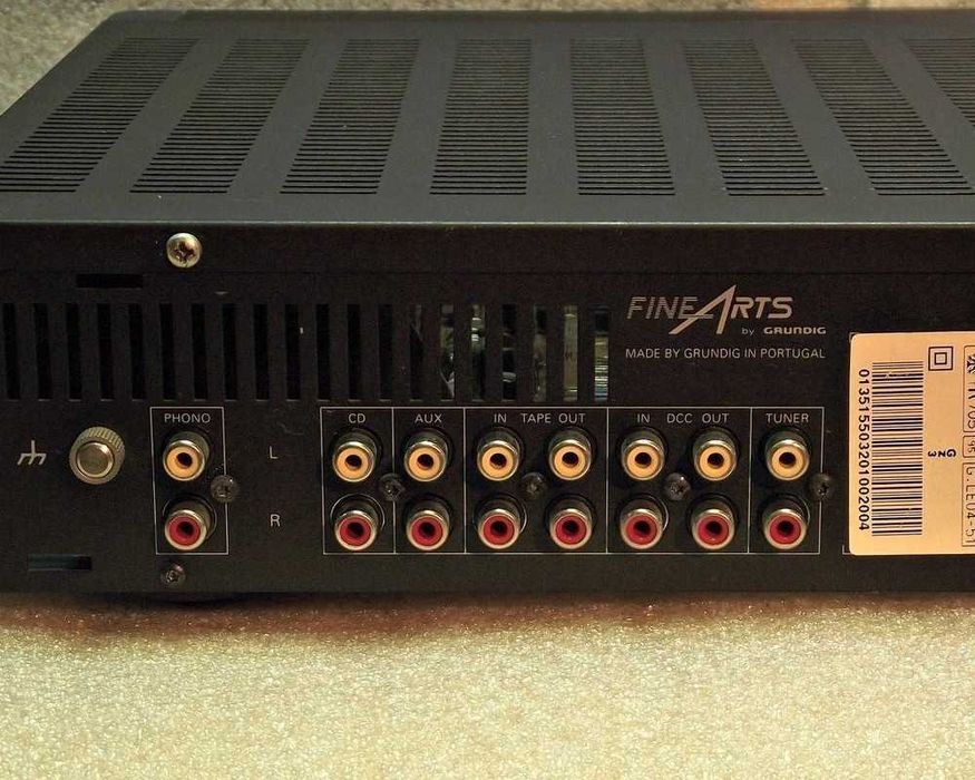Amplificador Grundig para arranjar.