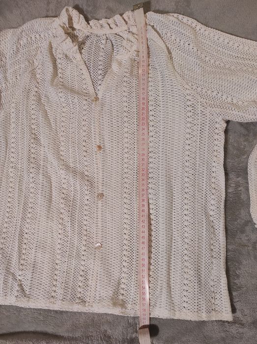 Блуза з довгими рукавами та V- подібним вирізом та гудзиками