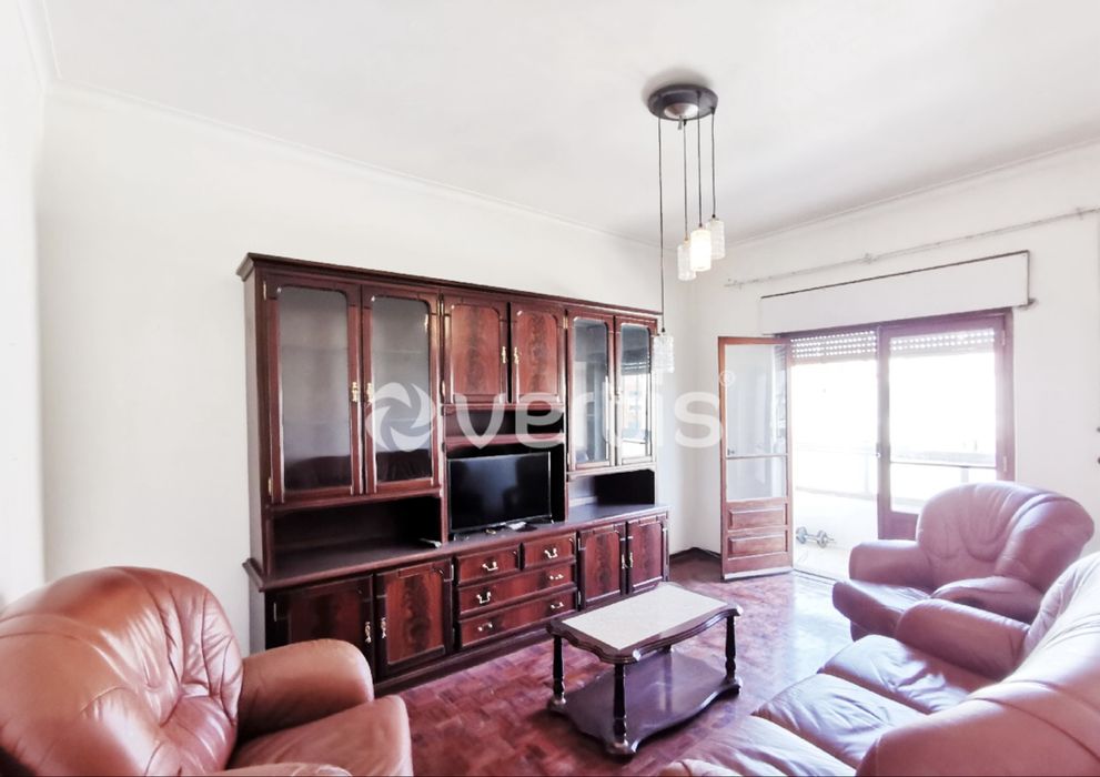 Mesa de centro com tampo claro e base escura