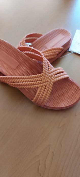 Продам шлепанцы. Новые