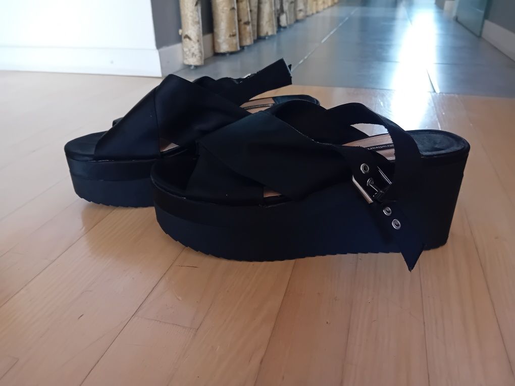 Stradivarius sandaly na koturnie