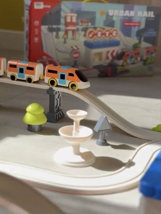 Іграшковий потяг поїзд трек парковка
