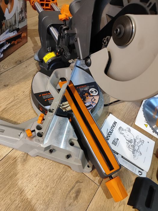 Piła ukosowa z posuwem Evolution R255SMS, jak nowa, rok 2024