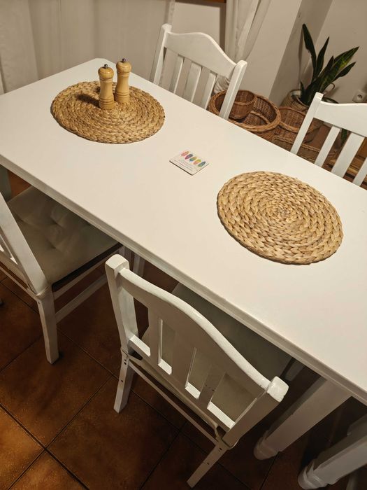 Stół drewniany i 4 krzesła