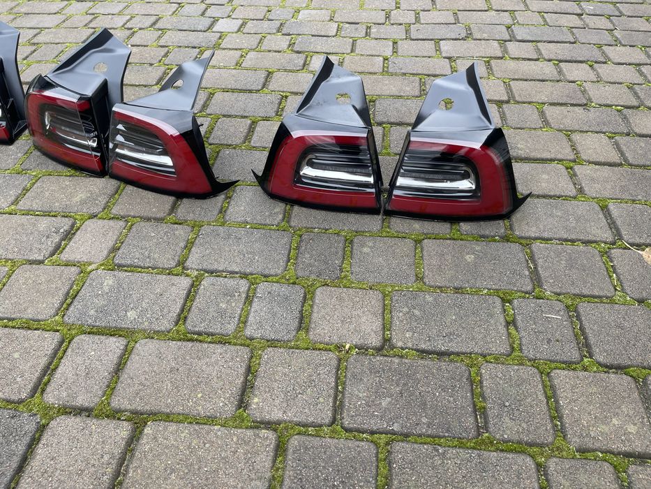 Стопи задні праві і ліві Tesla Model 3