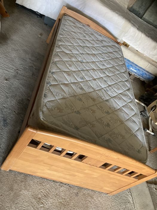 Cama de solteiro em bom estado com colchão