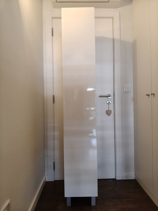 Armário branco lacado com as medidas de 0,30 x 1,80 mt.