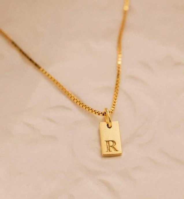 fio dourado com pendente letra M e A