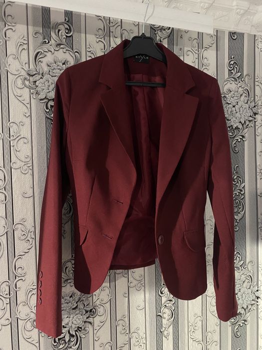 Жіночий піджак червоного кольору