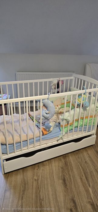 Łóżeczko dziecięce białe drewniane z szufladą i materacem + zestaw