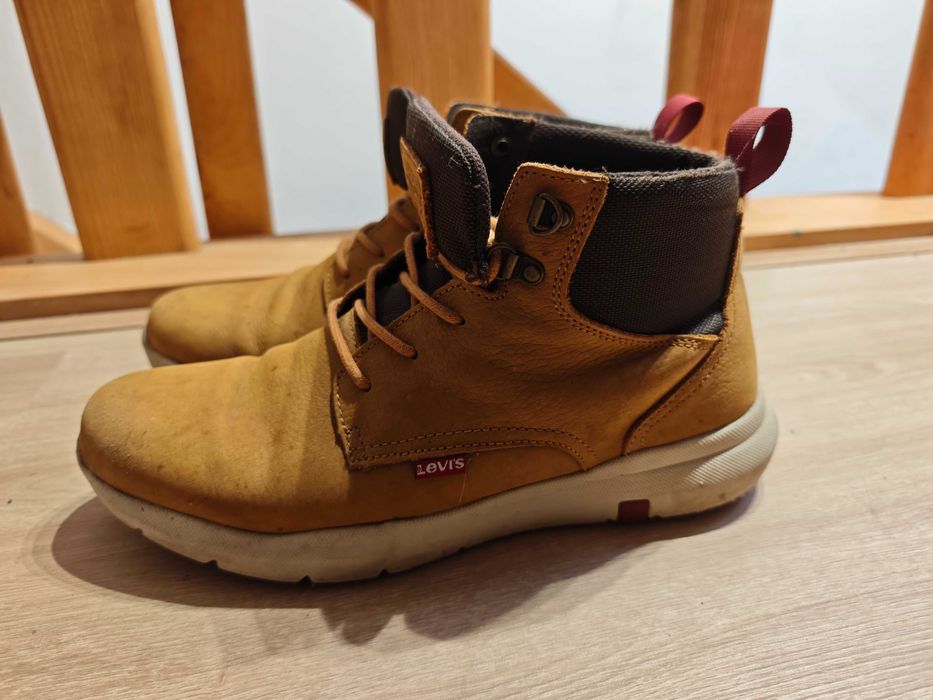 Botas levis em bom estado