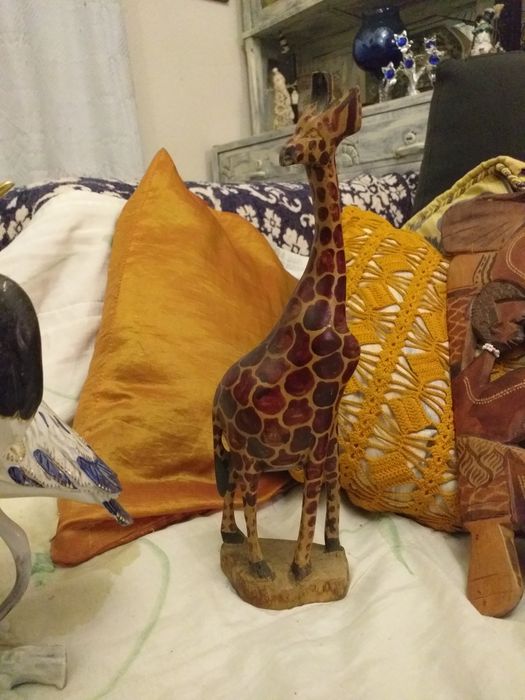 Colecção de artigos de enfeitar,estátuas, máscaras, bibelôs  etc