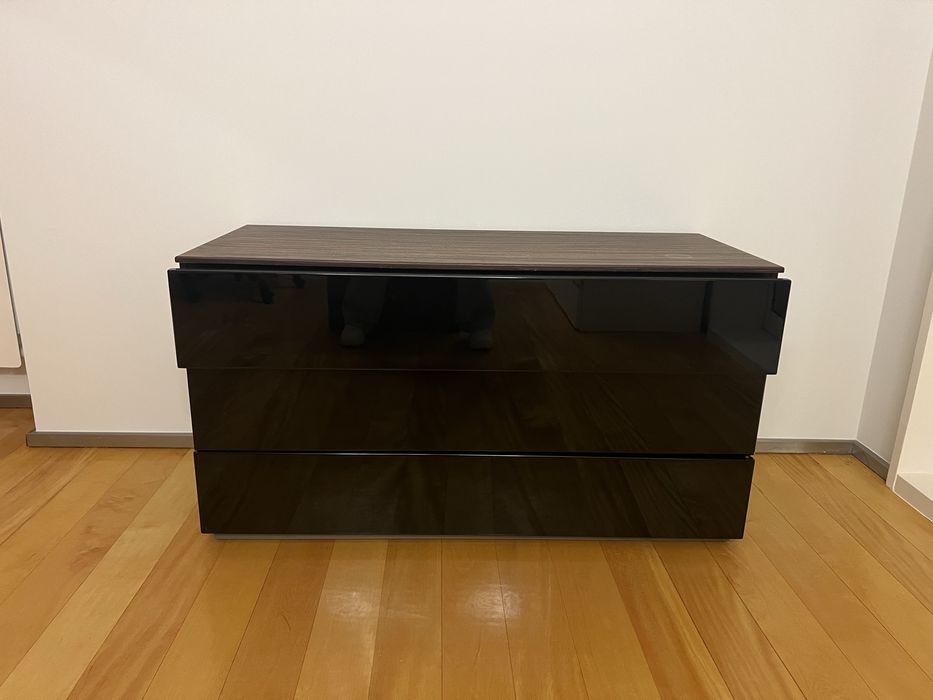 Armario camiseiro a precisar reparação na gaveta