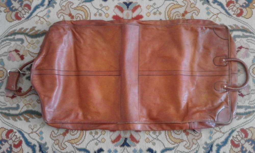 Luxuoso porta fatos em couro genuíno de altíssima qualidade com chave.