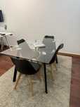 Mesa de vidro com pernas pretas