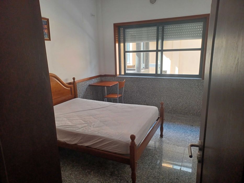 Aluga-se quarto em apartamento Centro de Chaves