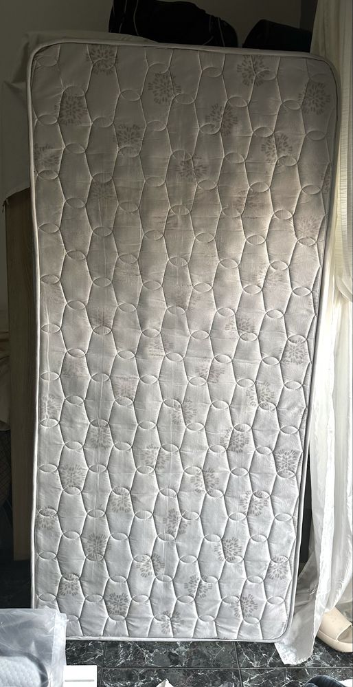 Cama de solteiro com colchão e estrado