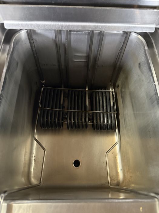 Fritadeira eletrica de movel trifasica UDI 18 litros