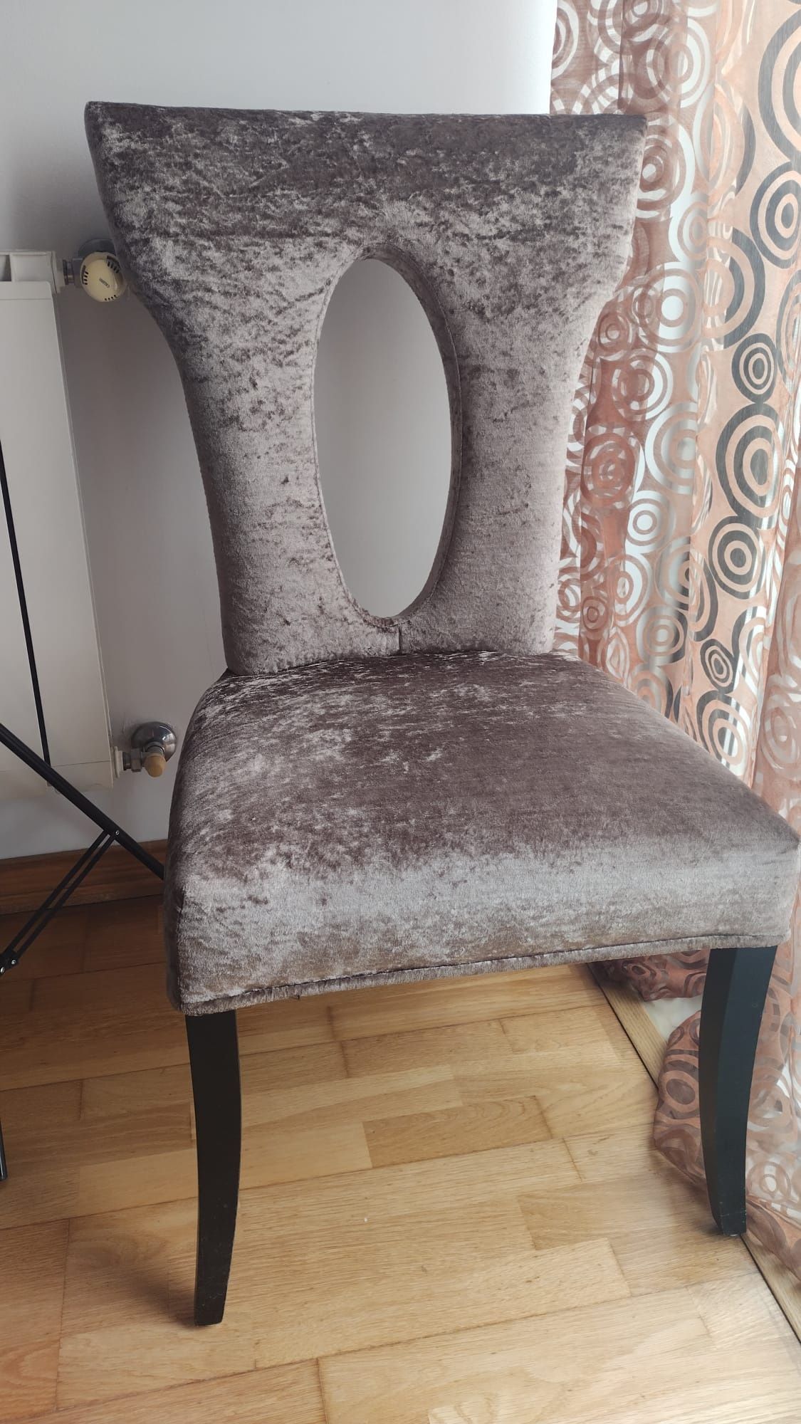 Cadeira em veludo (foi apenas usada para decoração)
