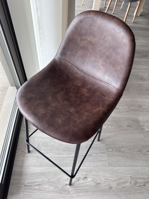 Cadeiras altas em pele castanha