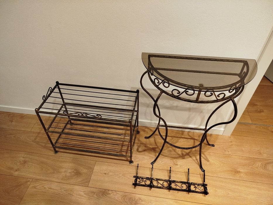 Zestaw ładnych mebli metalowych.