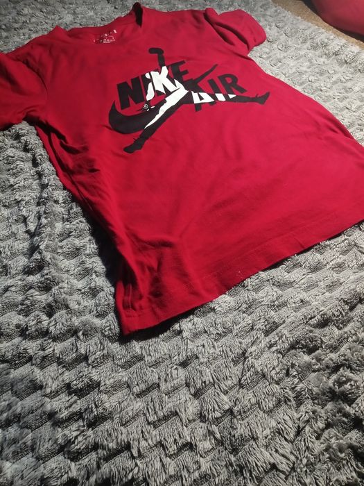 Червона футболка для хлопця