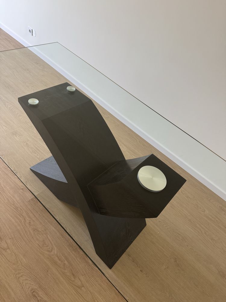 Mesa de vidro de sala com base preta