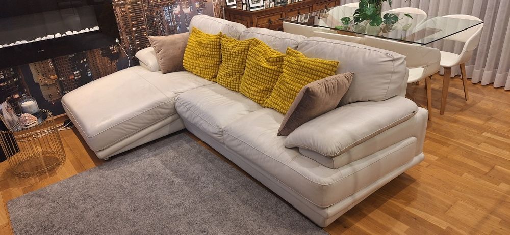 Sofá em pele branca- 3 lugares com chaise longue