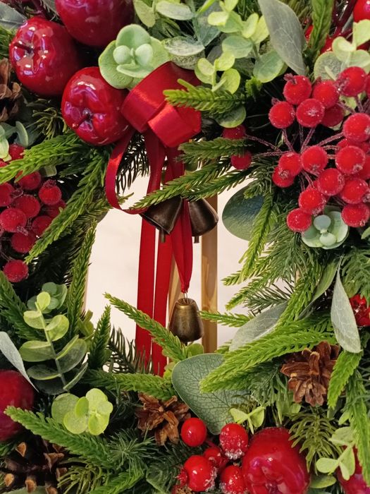 Zimowy wianek na drzwi, głóg, oszroniona jarzębina, dzwonki, jabłka