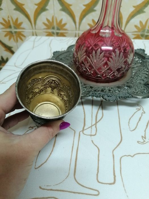 Garrafa de noite em vidro com copo e prato em prata