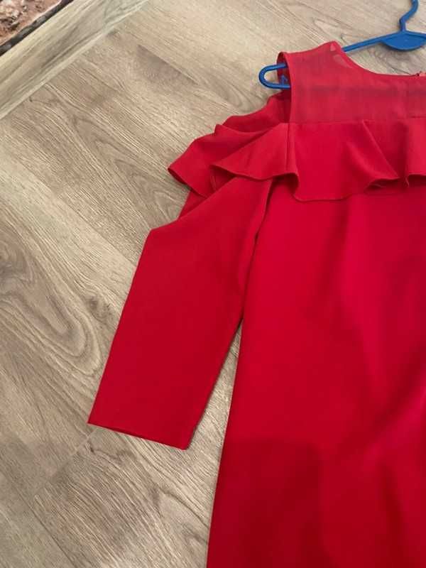 Czerwona sukienka z falbanką i odkrytymi ramionami rozmiar M/38